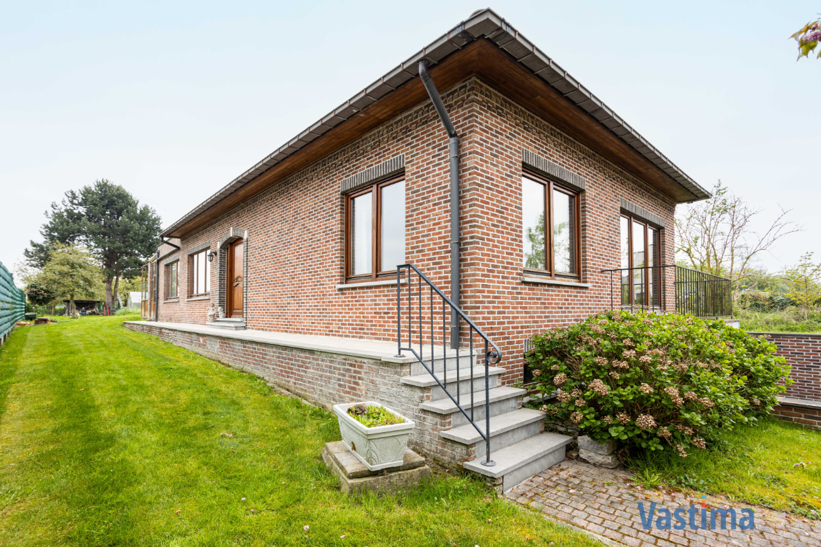Immo Vastima - Huis Te koop Nieuwerkerken - Ruime halfopen bungalow met grote kelder, 3 slaapkamers en zonnige tuin